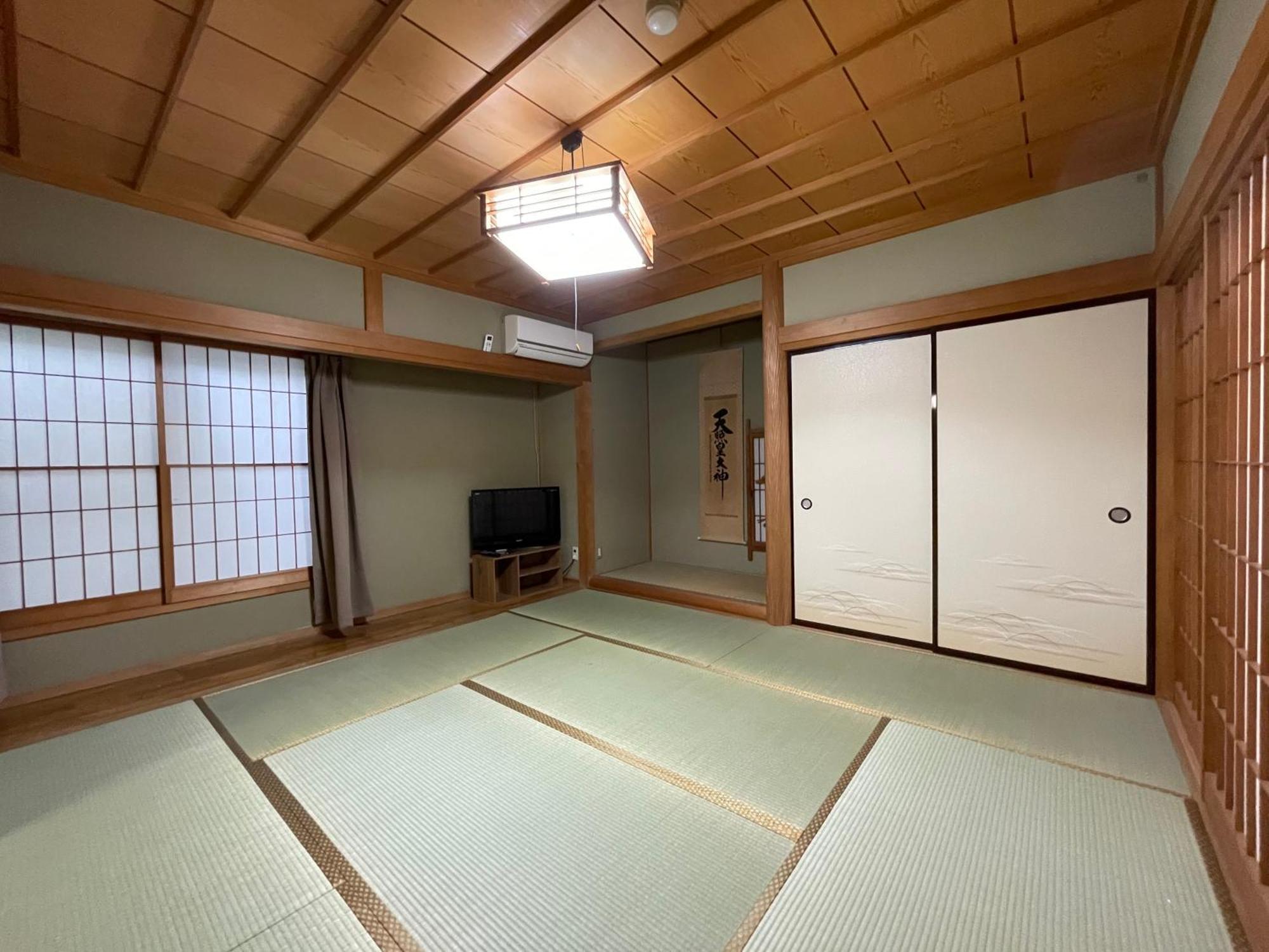 Hébergement de vacances 源泉かけ流しの露天風呂を独り占め！一棟貸切旅館「御宿あさか」29名まで宿泊可 *